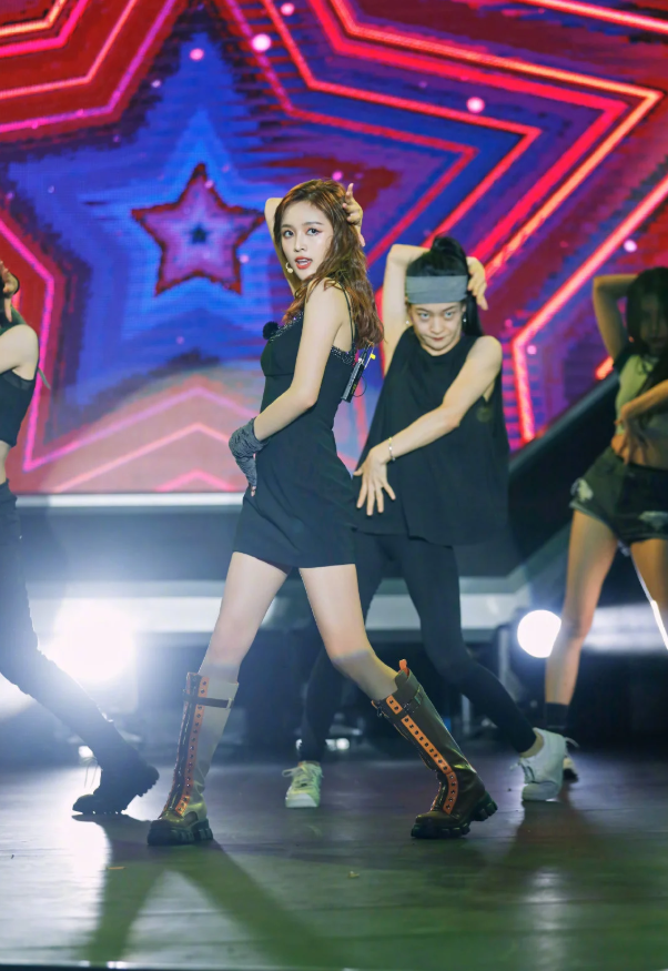 《创造101》,并最终以第2名的成绩成功加入火箭少女101后,吴宣仪就在