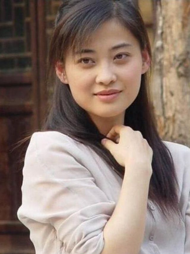 梅婷说她当年是校花,开始还不信,看见她年轻时的照片后,我信了
