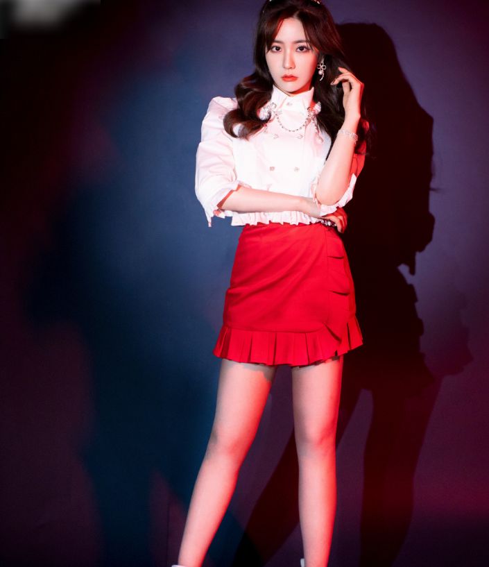 硬糖少女赵粤王艺瑾合体拍海报将照片放大后