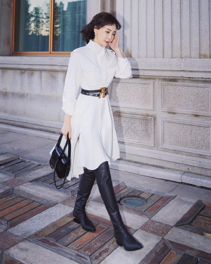 陈数一袭衬衫白裙搭配长筒靴,走在冬日街头,如电影般画面唯美
