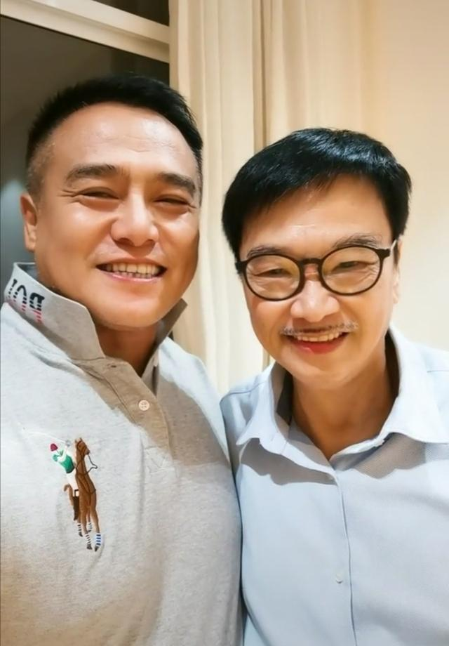 无天晒与吴孟达合影气色红润春光满面妻子是芙蓉姐姐