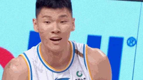 范子铭用鞋底摩擦地板被孙铭辉举报,闫军看到后当即判罚技术犯规