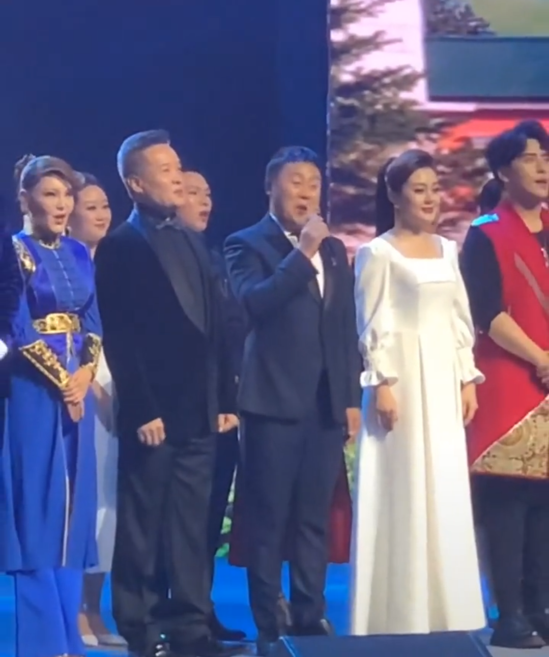 阎维文有接班人了?台上主动将话筒递给刘大成,后者难掩激动|刘大成|阎维文|话筒_新浪新闻
