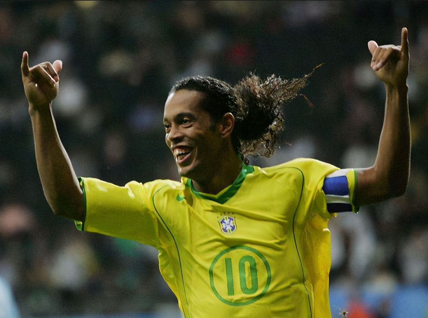 小罗的位置从中场变成前锋是否会影响他入选梦之队的概率