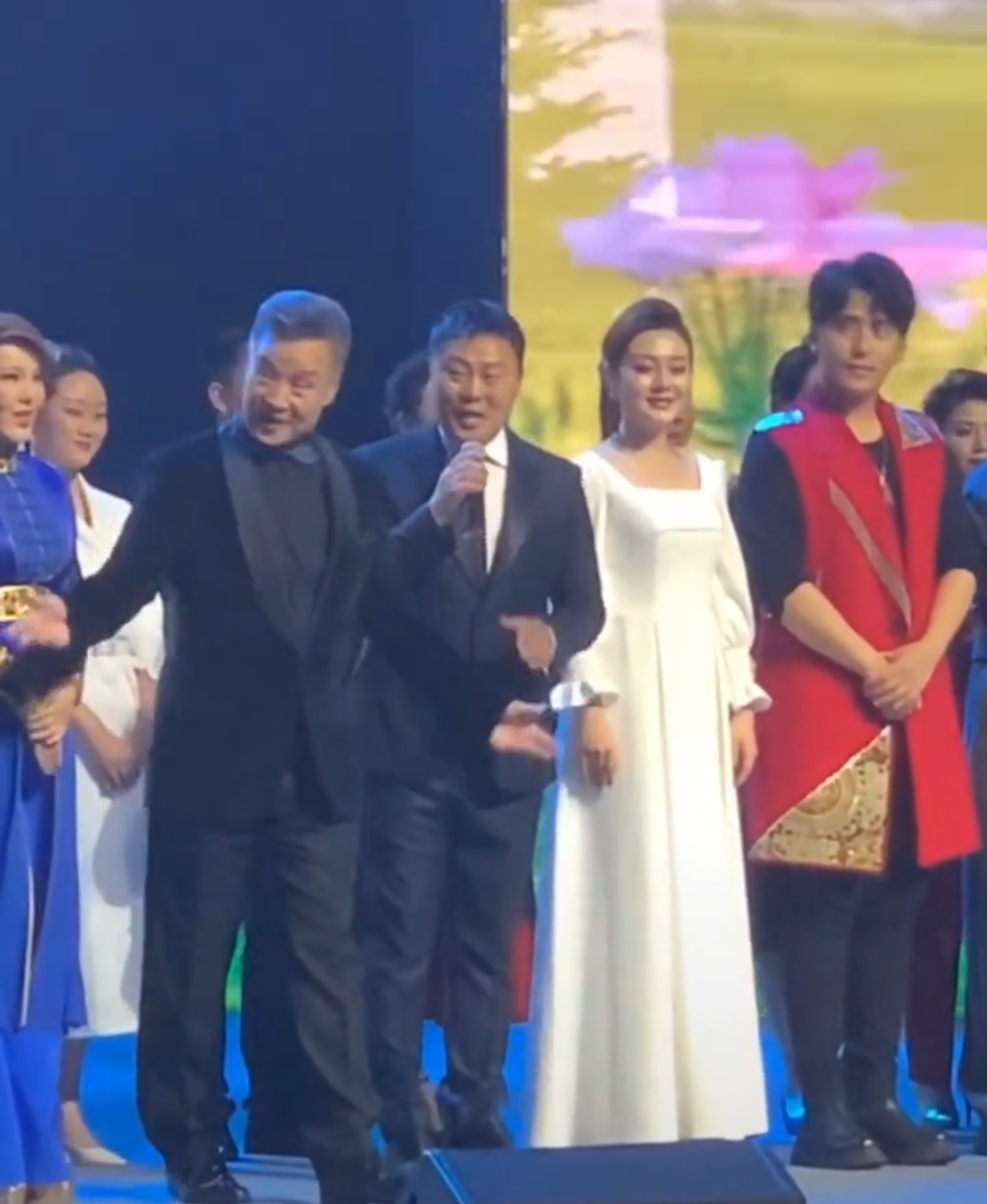 阎维文有接班人了?台上主动将话筒递给刘大成,后者难掩激动|刘大成|阎维文|话筒_新浪新闻