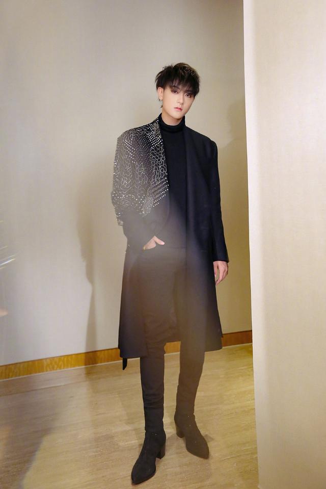 放飞自我?27岁黄子韬近照曝光,西裤皱到卷起,哈欠连天显疲惫