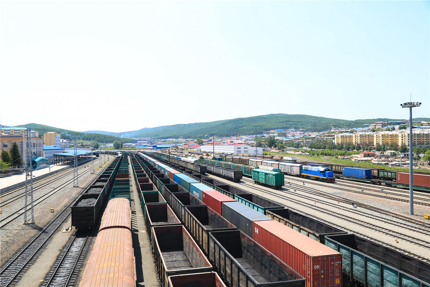 一列列货运列车在绥芬河火车站内.受访者供图 曲艺伟摄