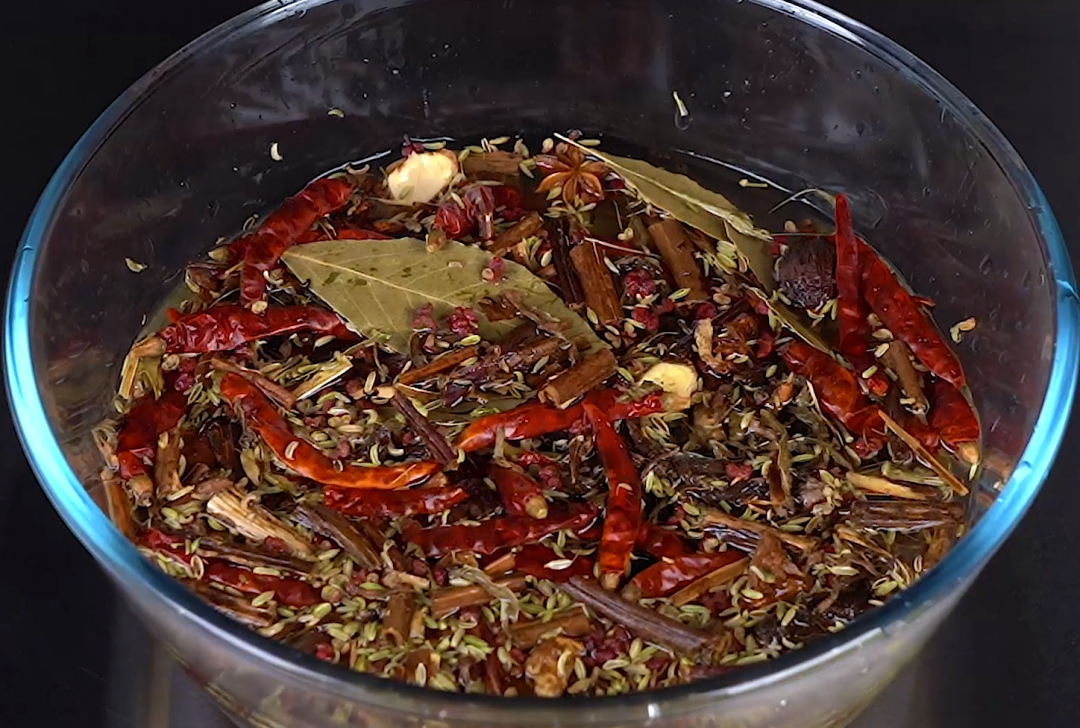 4,泡好的香料清洗干净控干水分,再把香料放入料包里收口处扎紧备用.