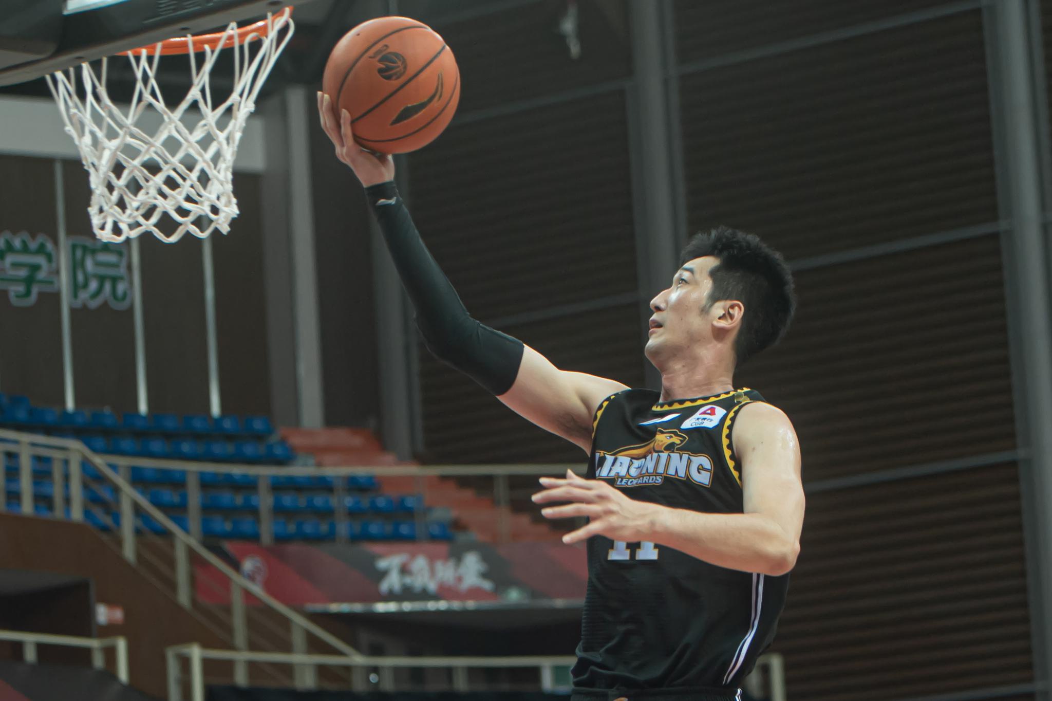 11月13日,辽宁本钢队球员鄢手骐(左)在比赛中防守青岛国信海天队球员