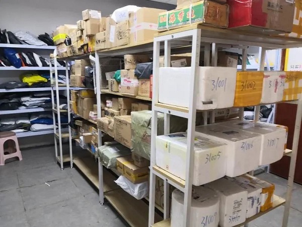 图说:货架上满是包裹记者接着问:如果取件人不愿意拍照,还能拿走快递