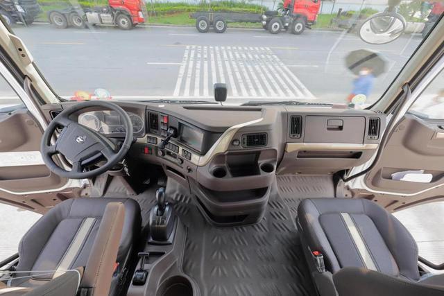 乘龙h7 3.0自动挡牵引车智能换挡省油更省心!__财经头条