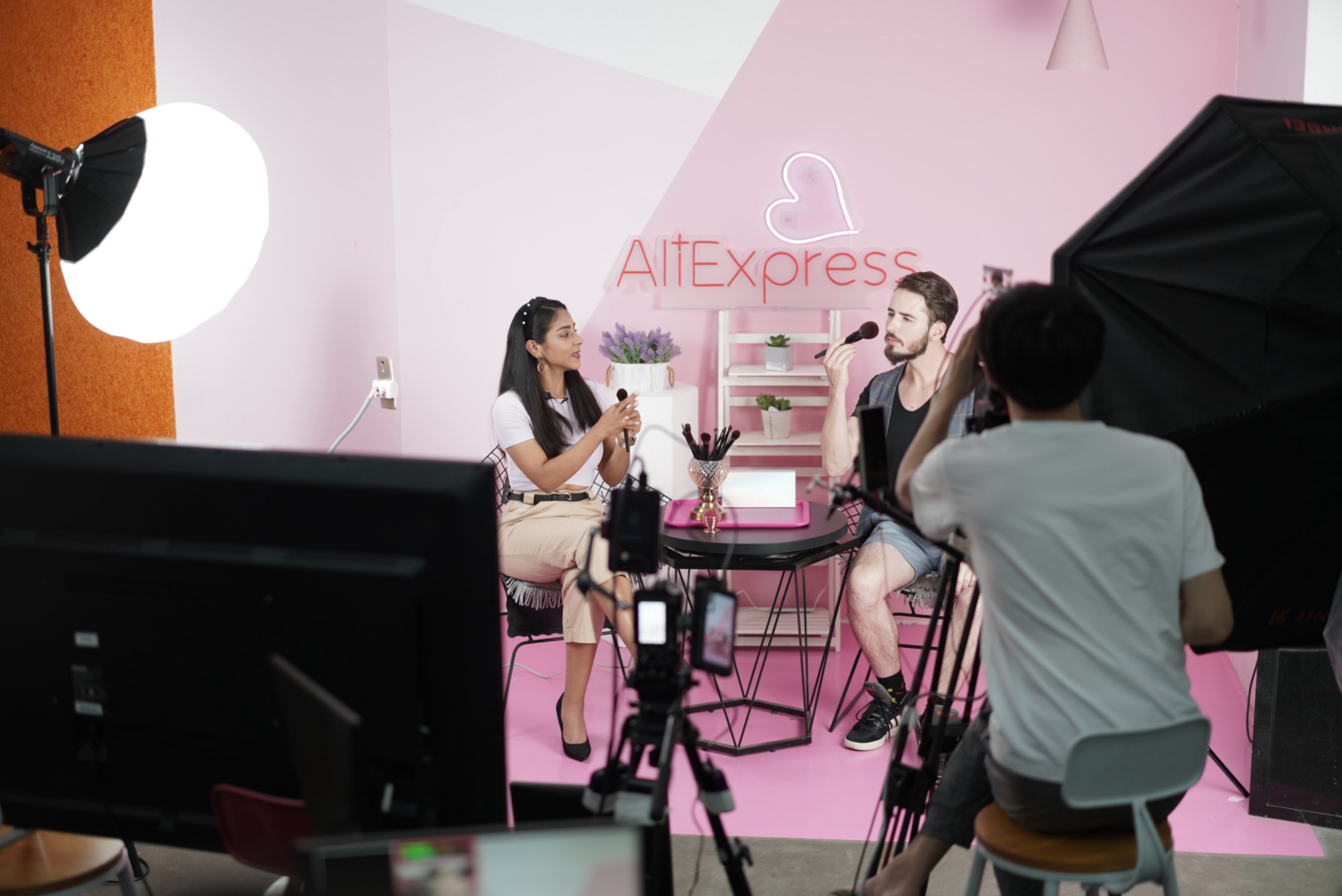 直播通过跨境出口平台"速卖通"走向全球,成为全球消费者欢迎的互动