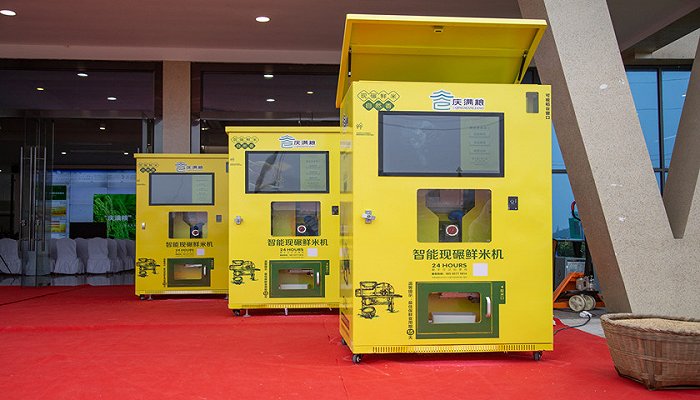 庆满粮智能碾米机成都崇州首秀今后在家门口就能买到现碾鲜米