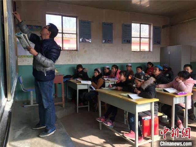 图为2017年11月29日,甘肃农村一小学上课.(资料图)史静静 摄