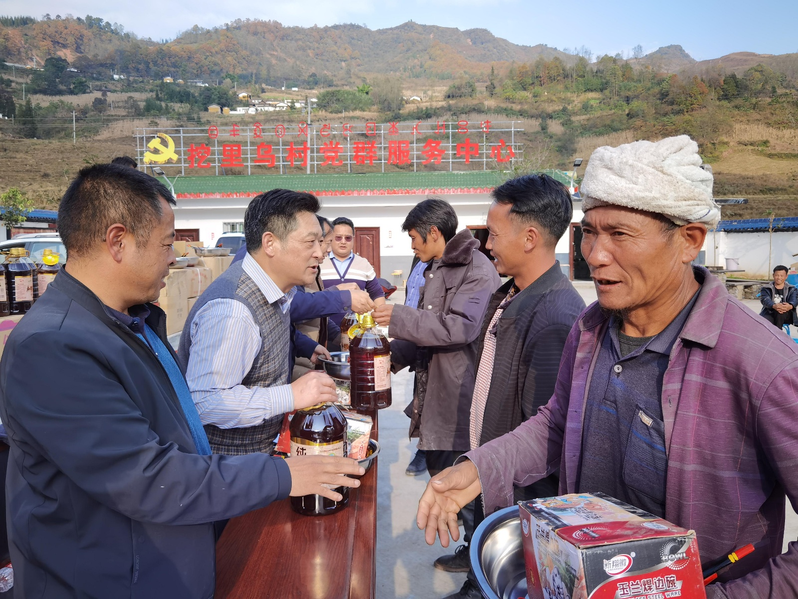 凉山州应急管理局深入帮扶村甘洛县挖里乌村开展暖冬慰问暨十九届五中