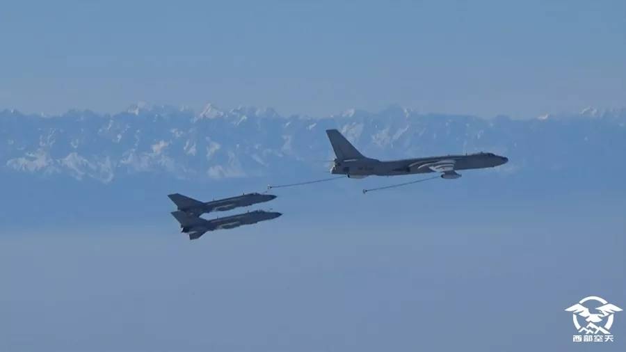 空中加油机对接视频 加油机在空中给受油机加油的视频 空中加油机对接视频 加油机在空中给受油机加油的视频