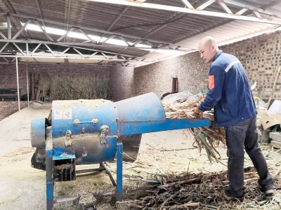 工作人员在粉碎秸秆