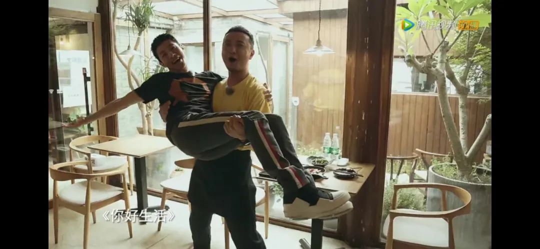 最后还是落入小尼的公主抱一出场,他就因为尼格买提的拥抱要愤而离场.