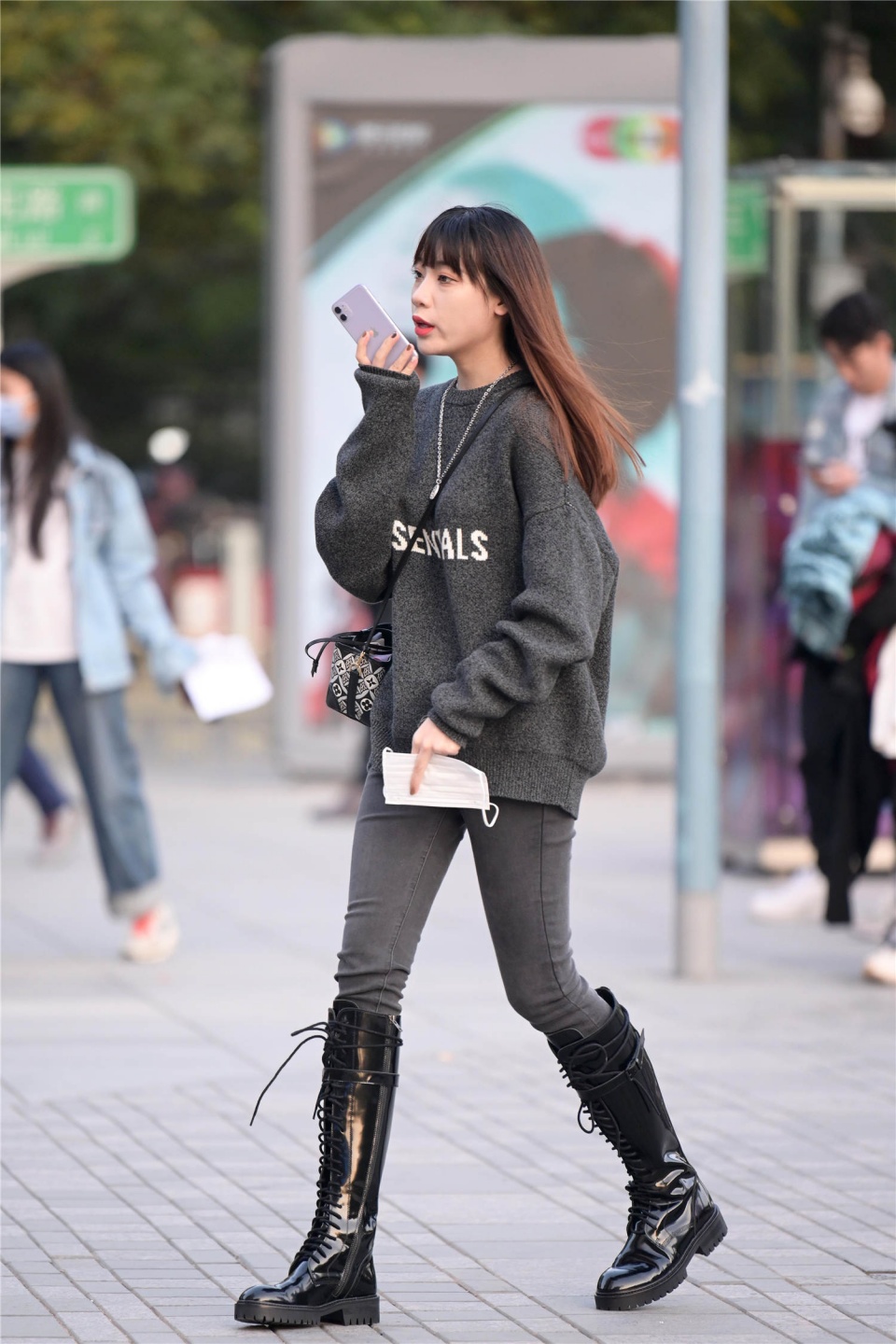 秋冬时节要搭配出保暖效果,修身牛仔搭配长靴,穿出简约风格