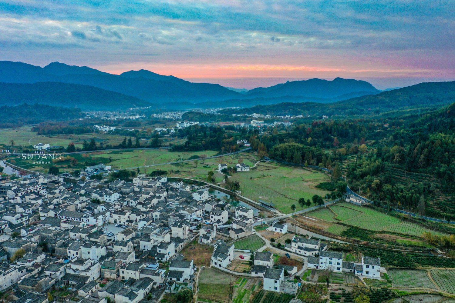 航拍卢村,它地处黄山黟县宏村镇,藏于古徽州深处