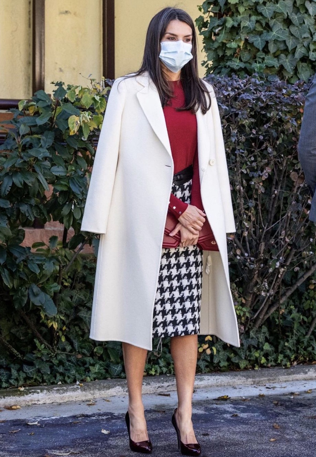 西班牙王后真会穿,乳白色"呢大衣"配红针织衫,美得高级又醒目