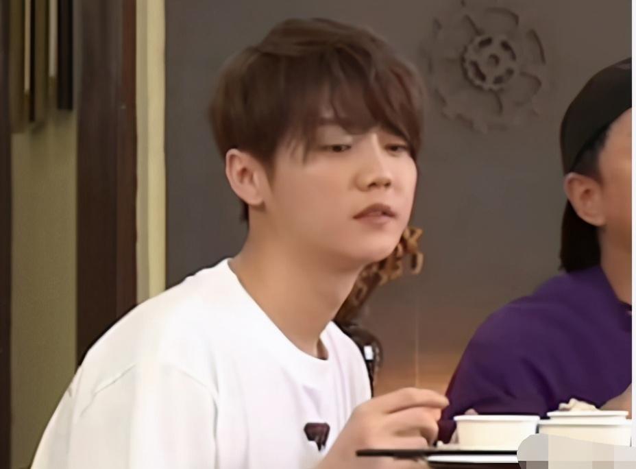 鹿晗素颜登顶热搜,30岁的他胖成这个样子,颠覆小鲜肉形象!