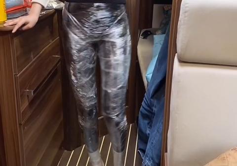 "大嫂"徐冬冬拍淋雨戏,下半身裹满保鲜膜,曾因身材太好引热议