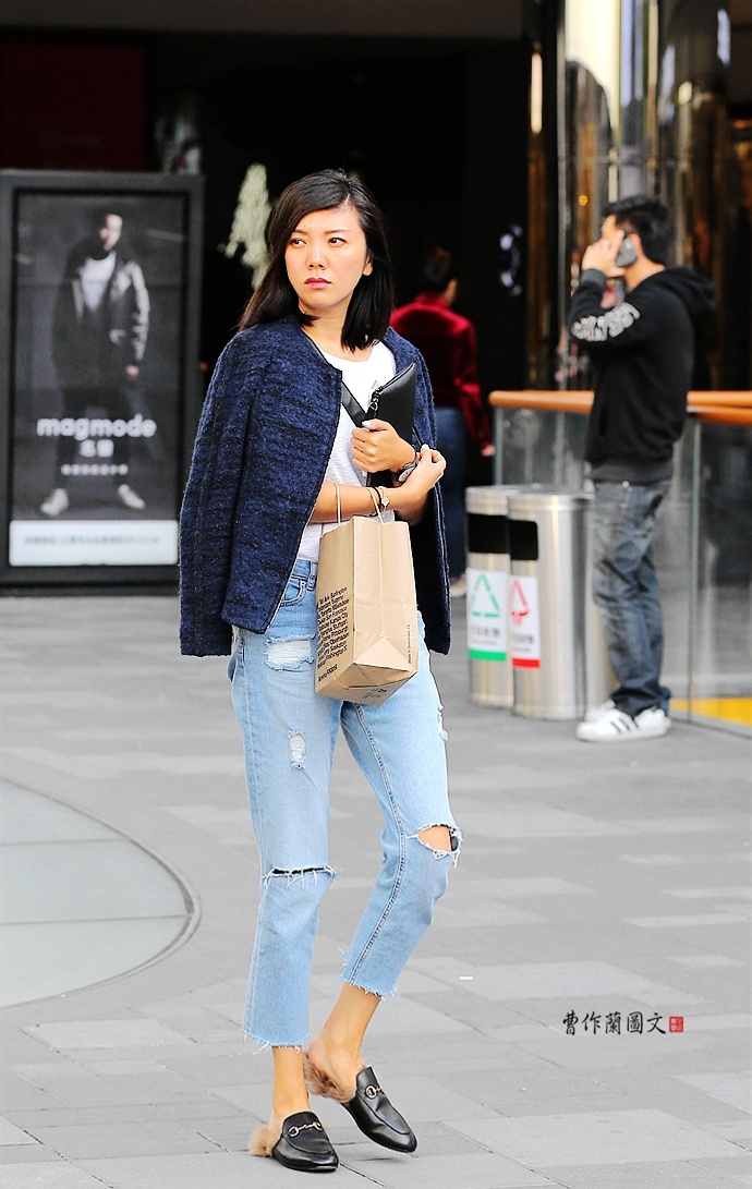 街拍:选择皮草毛毛穆勒鞋的美女