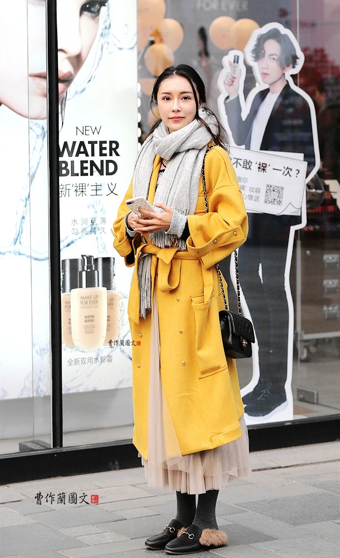 街拍:选择皮草毛毛穆勒鞋的美女