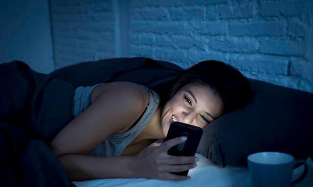 孕妈熬夜玩手机时,肚子里的宝宝在干嘛?别再用你的错误惩罚孩子