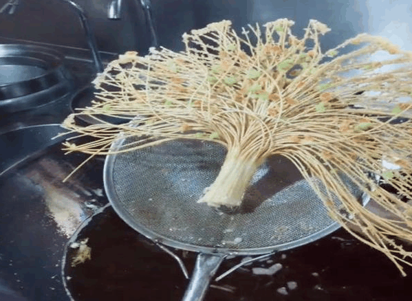 大厨将面条放进油锅炸,捞出时造型太美,卖到面条100元一份