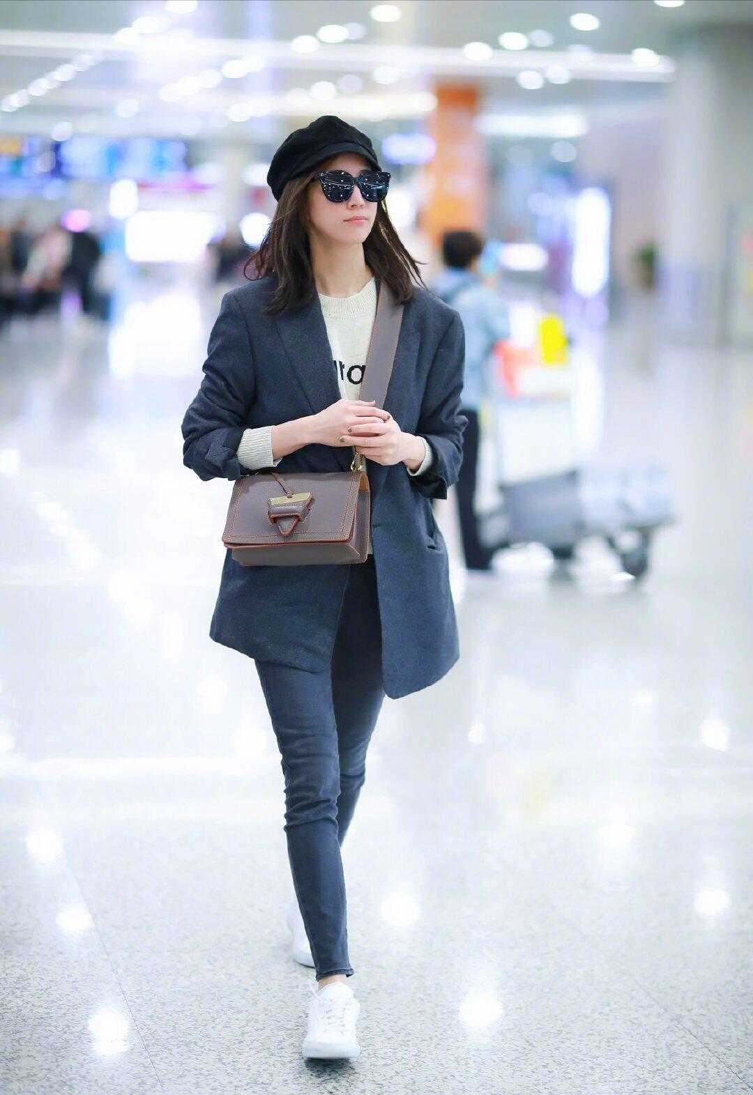 杨童舒秋冬造型真美,穿西装搭牛仔裤简约高级,随性且慵懒