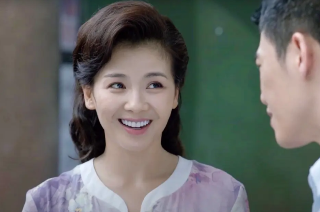 刘涛《追梦》央视热播,复古卷发温婉,头发又蓬又密被调侃成精了