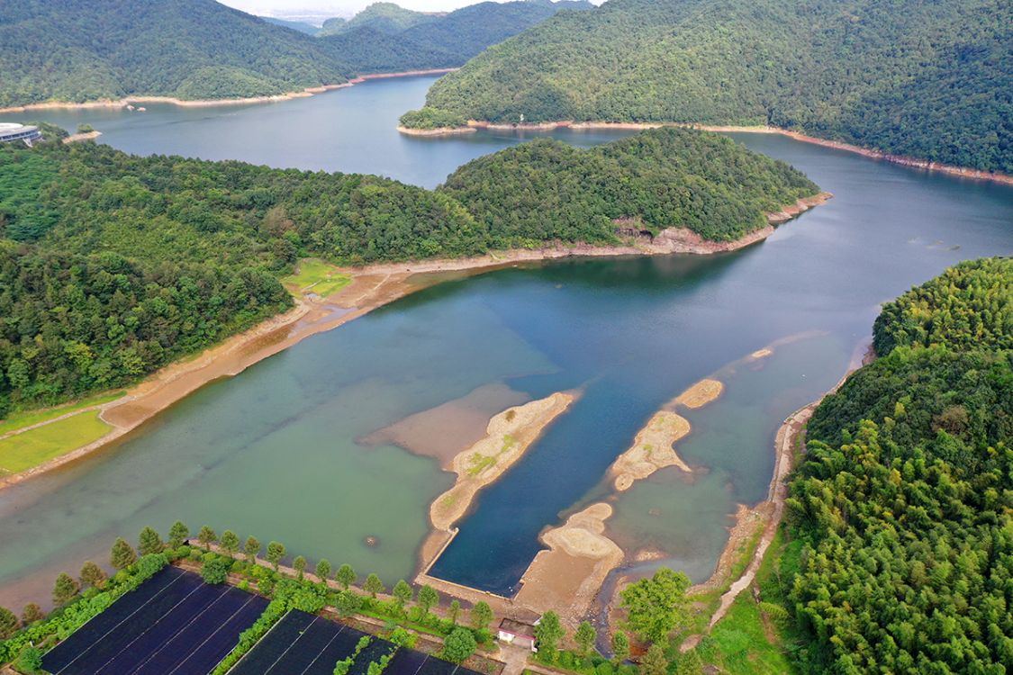 钦寸水库的水源,将通过管道,穿越连绵群山,引入溪下水库,成为宁波市区