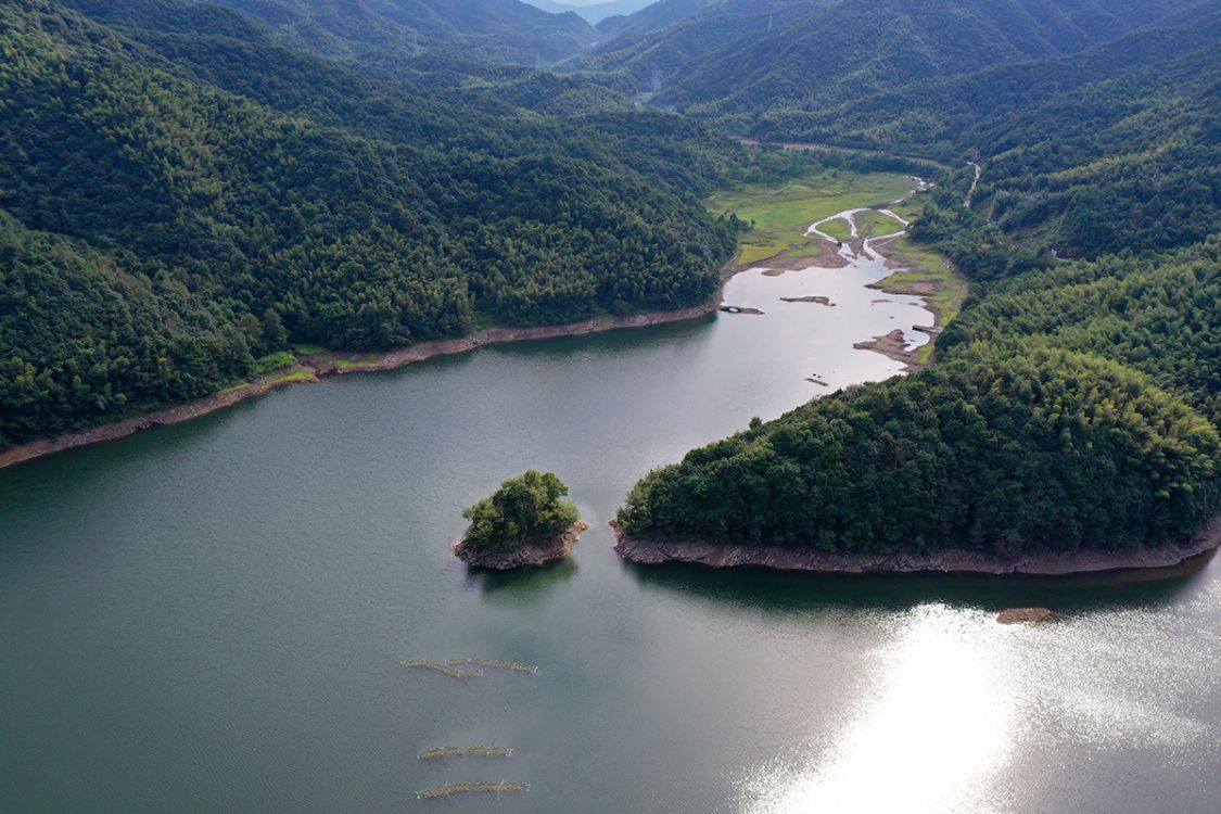 的坝址位于宁波市海曙区横街镇溪下村,水库的尽头则是横街镇芝岭村