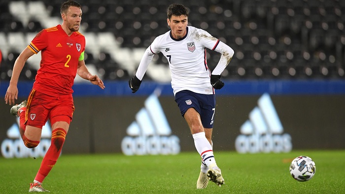 雷纳上演美国首秀,父亲:全家人都为他骄傲