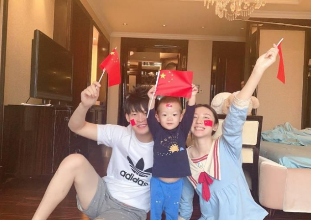 炒作无底线赵本山徒弟与网红直播赌输老婆受罚给4人洗脚