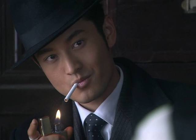 黄晓明自曝从小就对抽烟很反感baby却屡次被拍惹争议