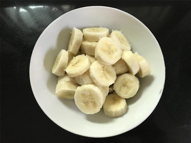 6,将面团擀成面饼,然后把香蕉块包进面饼中.