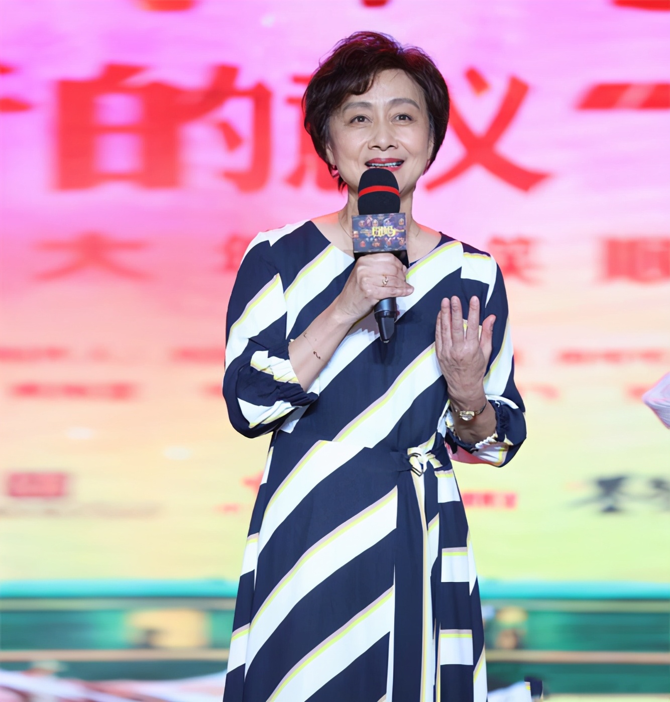 黄梅莹到老都是原装的打扮也一直温文尔雅真实的皱纹反而美