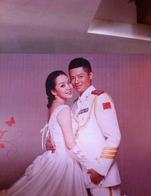 凤凰传奇曾毅妻子曝光,美貌堪比当红女星,刀郎是红娘