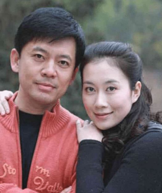 国家一级演员何政军,隐藏28年的妻子是她,难怪一直零绯闻