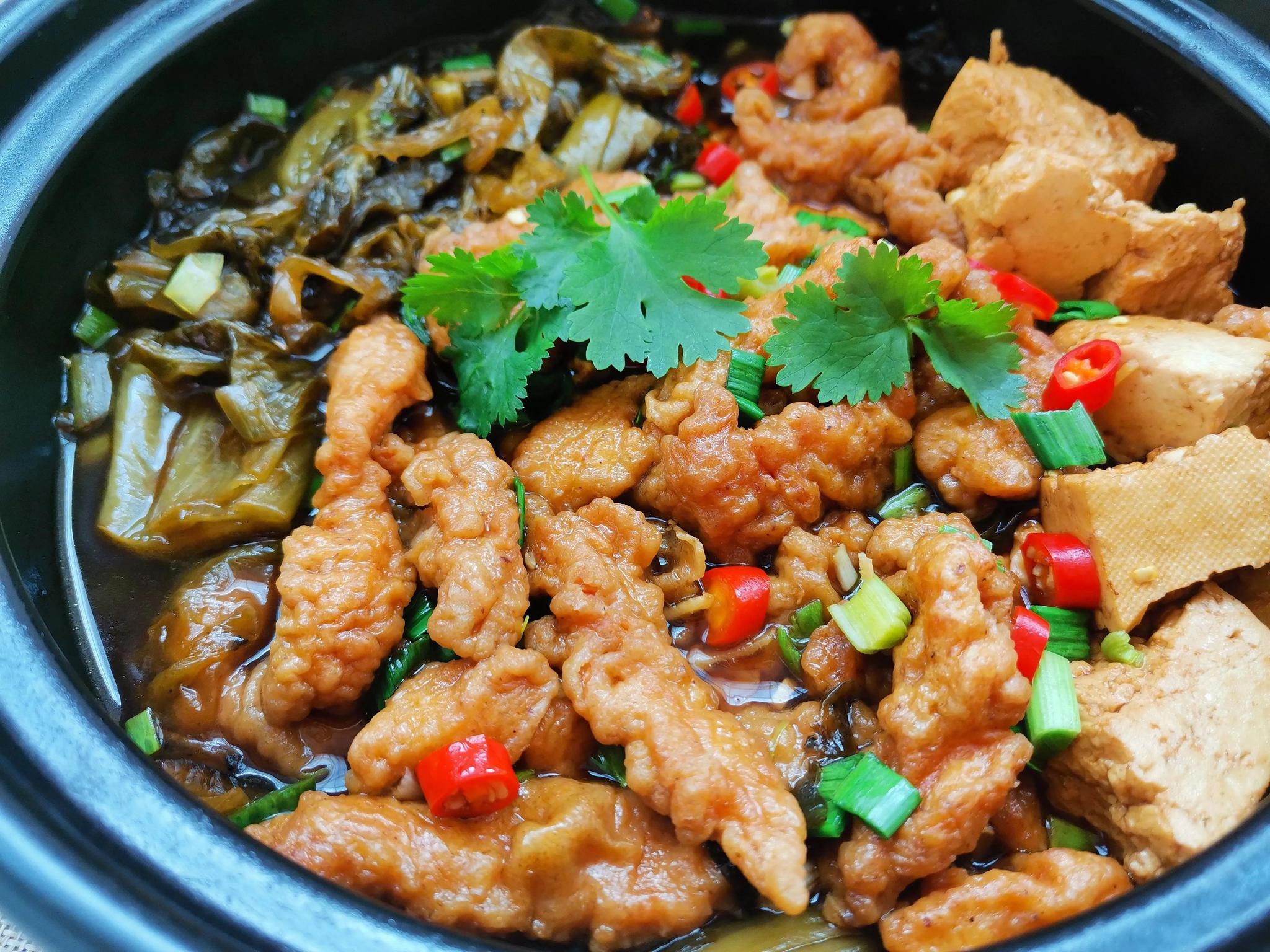 用鸡胸肉做的酸菜酥肉豆腐锅,酸辣开胃肉嫩咸香,连汤都能喝光光