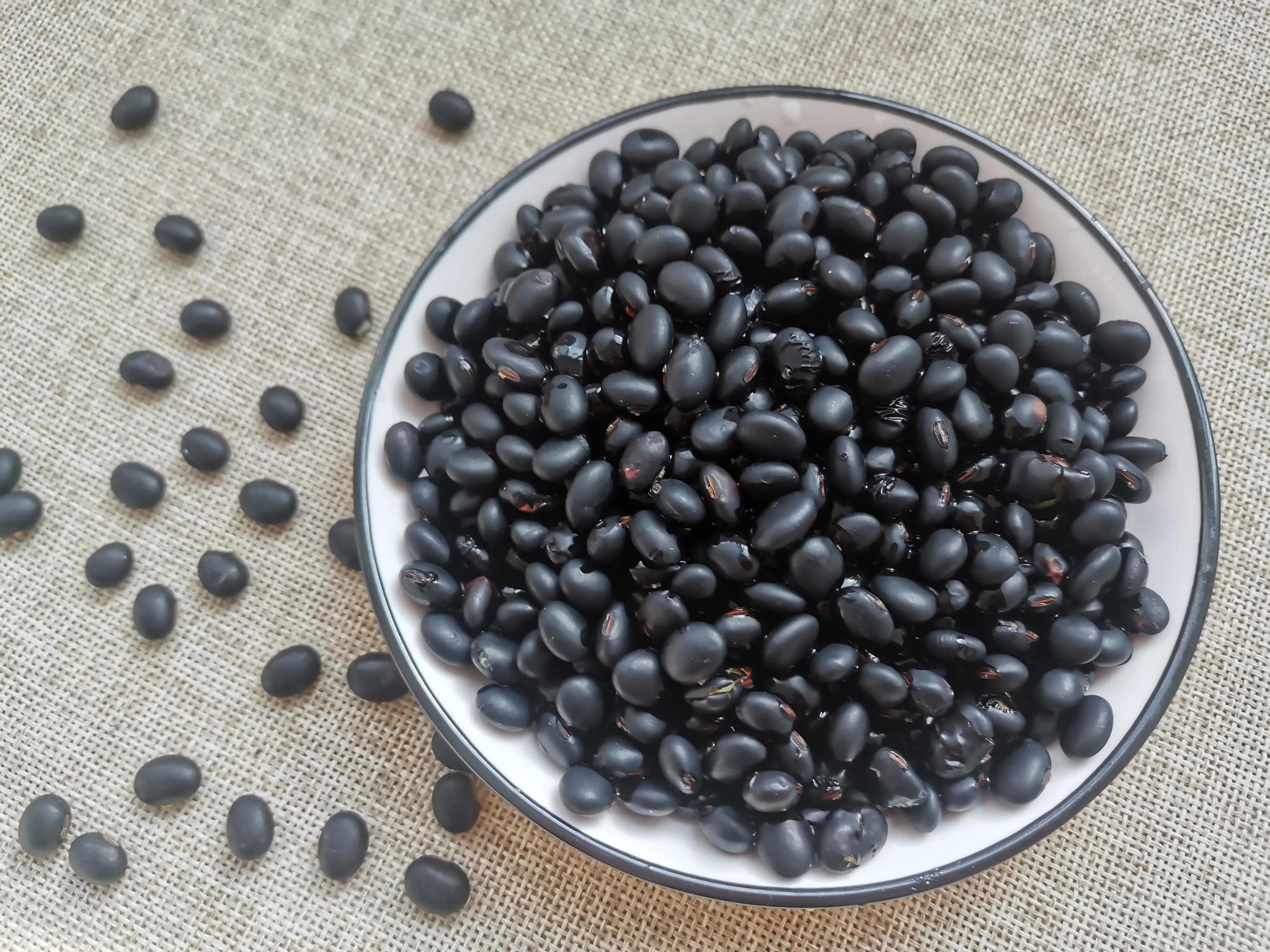 今天才知道,豆中之王黑豆竟然还能这么吃,做成零食更简单更营养