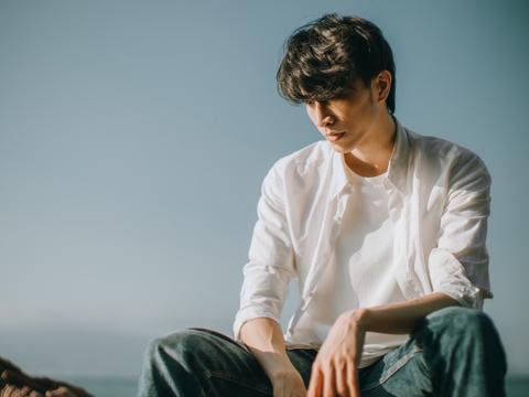 不用太多表情和姿势的修饰,安静地坐下低头沉思就可以,简单的姿势便能