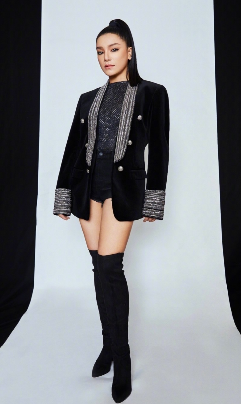 搭配的超长款靴子秀出了纤细的小腿部分,有视觉显高效果,看完江映蓉的