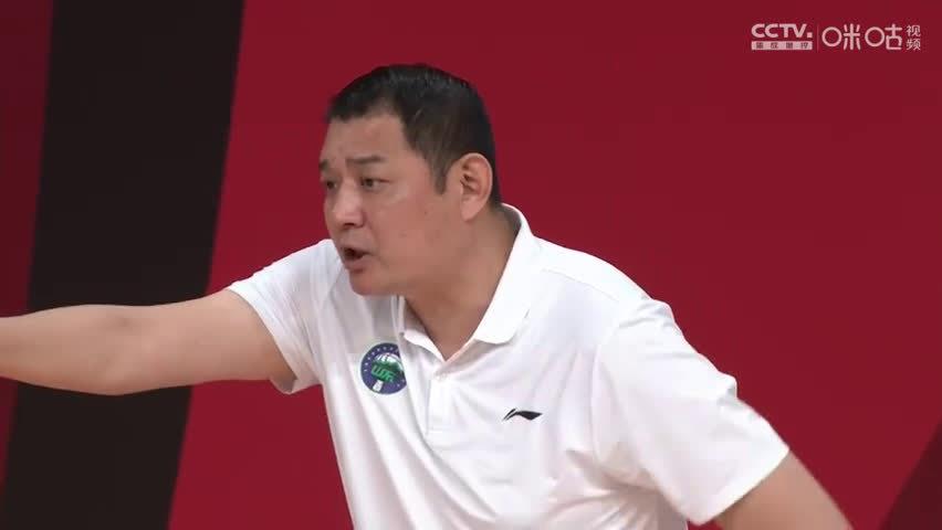 面对罚下过杜锋的裁判,山东主帅巩晓彬毫不畏惧,冲着裁判大喊