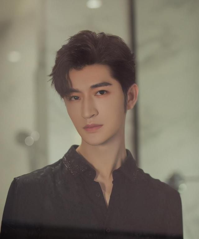 尹颂:再担电影周盛典主持大任,浓眉大眼国字脸成重要晚会的标配