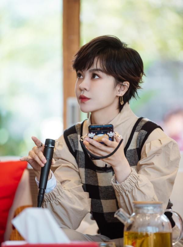 郁可唯被酸节目抱大腿!宁静亲上火线辟谣:"我才抱大腿"