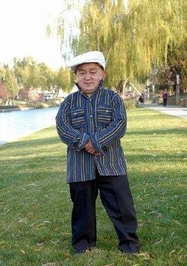 中国第一矮人:身高1米娶小18岁娇妻,如今无戏可拍妻子离去